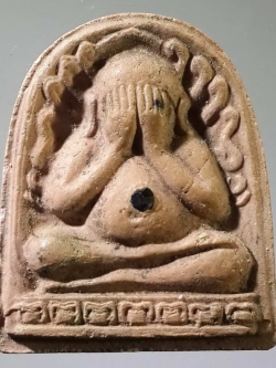 รหัสสินค้า พระปิดตา ทั่วไป 112 พระปิดตาเนื้อผงฝังพลอย พิมพ์ซุ้มกอ วัดหนองคอกหมู อำเภอบ้านค่าย จังหวัดระยอง