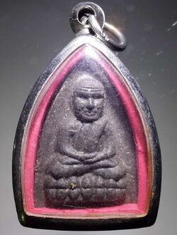 รหัสสินค้า หลวงปู่ทวด วัดต่างๆ 348 หลวงปู่ทวดเนื้อว่าน หลังยันต์นะ ด้านหลังมีชื่อย่อวัด ว.บ.ส. ไม่ทราบที่ พร้อมตลับสแตนเลสแขวนบูชา