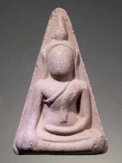 รหัสสินค้า พระไม่ทราบที่ 253 พระนางพญาเนื้อผง ใต้ฐานมีโค๊ตอุ ไม่ทราบที่