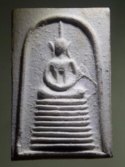 รหัสสินค้า พระเนื้อดิน ผง ว่าน 10504 พระสมเด็จฐาน 9 ชั้น แช่น้ำมนต์ หลวงปู่บุดดา ถาวโร วัดกลางชูศรีเจริญสุข จังหวัดสิงห์บุรี