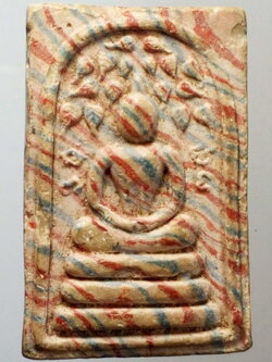 รหัสสินค้า พระสมเด็จ วัดต่างๆ 416 พระสมเด็จเนื้อผงน้ำมัน ลายธงชาติ พิมพ์ปรกโพธิ์ รุ่นเสาร์ 5 มหามงคลทอง หลวงปู่บุดดา วัดกลางชูศรีเจริญสุข จังหวัดสิงห์บุรี พระรายการนี้ให้เช่าบูชาแล้ว