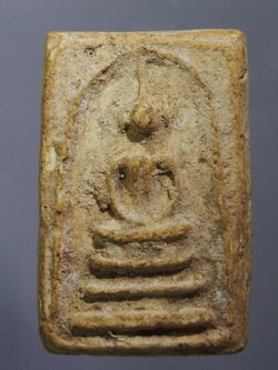 รหัสสินค้า พระกรุ 074 พระสมเด็จ บางขุนพรหม วัดใหม่อมตรส พิมพ์สังฆาฏิมีหู กรุเก่า ด้านหลัง ปั๊มตรายาง