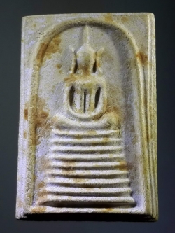 รหัสสินค้า พระสมเด็จ วัดต่างๆ 389 พระสมเด็จเนื้อผง หลังรูปเหมือนหลวงพ่อเสน่ห์ วัดสว่างอารมณ์ จังหวัดอุทัยธานี ที่ระลึกในงานสร้างมณฑป และ อายุครบ 72 ปี ทันท่านครับ