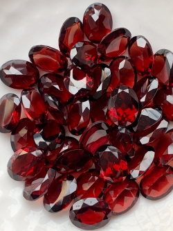 โกเมนไข่ 8X6 มม. 5 กะรัต