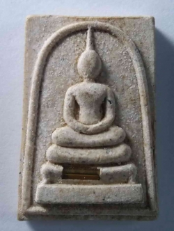 รหัสสินค้า นครราชสีมา 105 พระสมเด็จเนื้อผงฝังตะกรุด หลวงพ่อคูณ วัดบ้านไร่ จังหวัดนครราชสีมา รุ่นคูณพันล้าน