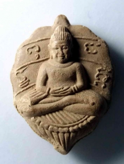 รหัสสินค้า พระไม่ทราบที่ 096 พระเนื้อดินพิมพ์ใบโพธิจักร ด้านหลังมีชื่อย่อวัด วร. สร้างปี 2545 ไม่ทราบที่