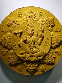 รหัสสินค้า จตุคามรามเทพ 175 พระเทวราชโพธิสัตว์จตุคามรามเทพ หลังพระปิดตาพังพระกาฬ เนื้อผงสีเหลือง ฝังตะกรุด ไม่ทราบรุ่น กล่องหาย