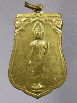 รหัสสินค้า เหรียญพระพุทธ 3951 เหรียญทองฝาบาตร ล้อพิมพ์เหรียญเสมา 25 พุทธศตวรรษ วัดพระนอนจักรสีห์ จังหวัดสิงห์บุรี หลังยันต์คาถาบารมี 30 ทัศ