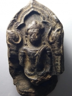 รหัสสินค้า พระกรุ 027 พระยอดขุนพลเนื้อดิน ไม่ทราบกรุ สภาพชำรุด น่าจะเป็นพระทางลพบุรีครับ พระรายการนี้ให้เช่าบูชาแล้ว