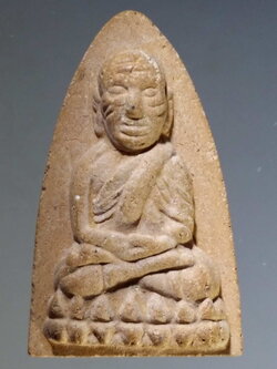 รหัสสินค้า หลวงปู่ทวด วัดต่างๆ 230 หลวงปู่ทวดเนื้อผงสีน้ำตาล หลังอูม ไม่ทราบวัดที่สร้าง