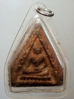 รหัสสินค้า พระไม่ทราบที่ 197 พระเนื้อดินเผาซุ้มเรือนแก้ว ด้านหลังมี ตราสัญลักษณ์กดจมลึกลงไปในเนื้อพระ ไม่ทราบที่ เลี่ยมพลาสติกมาแต่เดิม พร้อมใช้ครับ พระรายการนี้ให้เช่าบูชาแล้ว