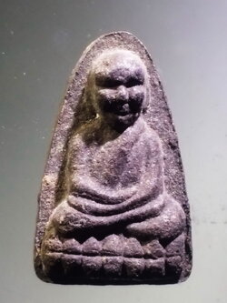 รหัสสินค้า หลวงปู่ทวด วัดต่างๆ 641 หลวงปู่ทวดเนื้อว่าน หลังอูม ไม่ทราบที่ เนื้อหาเก่ามีอายุ ไขเริ่มขึ้น