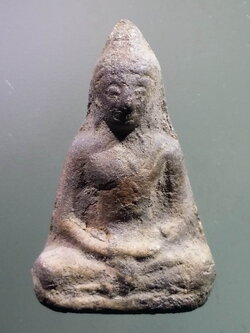 รหัสสินค้า พระกรุ 061 พระกรุเนื้อดิน พิมพ์นั่งปางสมาธิ ไม่ทราบกรุ