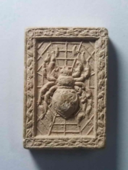 รหัสสินค้า พระไม่ทราบที่ 077 แมงมุม สไปเดอร์แมน เนื้อผง ไม่ทราบที่ ด้านหลังโรย พลอย พระรายการนี้ให้เช่าบูชาแล้ว