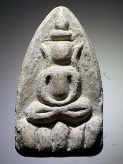 รหัสสินค้า พระไม่ทราบที่ 427 พระเนื้อผง พิมพ์ตุ๊กตา นั่งสมาธิฐานบัว หลวงพ่อหนึ่ง ไม่ทราบที่