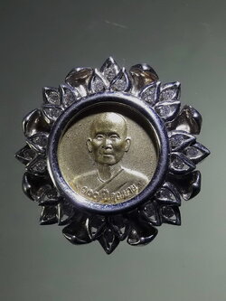 Antig FB 12756 ล็อกเก็ตเข็มกลัดฝังเพชร รุ่น 100 ปี คุณยาย อาจารย์ อุบาสิกา ขนนกยูง งานจิวเวอร์รี่