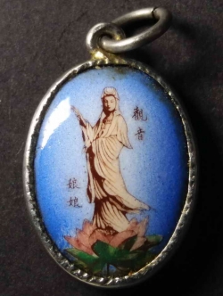 รหัสสินค้า เครื่องราง ล็อตเก็ต ภาพถ่าย 046 ล็อกเก็ตเจ้าแม่กวนอิม ไม่ทราบสำนัก พระรายการนี้ให้เช่าบูชาแล้ว