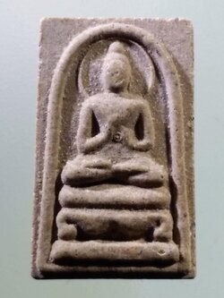 รหัสสินค้า พระไม่ทราบที่ 063 พระพุทธปางปฐมเทศนา เนื้อผง หลังธรรมจักร อักขระด้านหลังเขียนว่าสุขิโต และหัวใจอริยมรรค ทุสะนิมะ พระรายการนี้ให้เช่าบูชาแล้ว