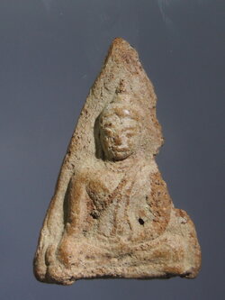 รหัสสินค้า พระกรุ 071 พระนางพญาเสน่ห์จันทร์ กรุตาเถรขึงหนัง จังหวัดสุโขทัย สภาพชำรุด