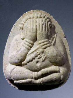 รหัสสินค้า พระไม่ทราบที่ 270 พระปิดตาเนื้อผง หลังยันต์นูน ไม่ทราบที่