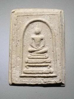 รหัสสินค้า พระสมเด็จวัดต่างๆ 988 พระสมเด็จพิมพ์คะแนน ฝังแร่มวลสาร และเพชรหน้าทั่ง ด้านหลังมีคำอักษรว่า ไทยรุ่ง และยันต์นะเฉลียวเพชร ไม่ทราบที่