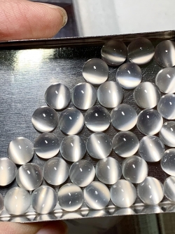 มูนสโตนหลังเบี้ย 8 มม. 5 กะรัต