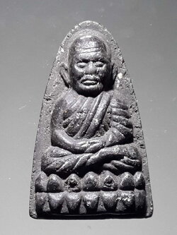 รหัสสินค้า หลวงปู่ทวด วัดต่างๆ 341 หลวงปู่ทวด เนื้อว่าน ฝังเพชรหน้าทั่ง พิมพ์คล้าย ปี 24 ไม่ทราบปีที่สร้าง พระรายการนี้ให้เช่าบูชาแล้ว