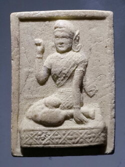 รหัสสินค้า พระไม่ทราบที่ 402 แม่นางกวักเนื้อผง หลังยันต์อักขระขอมล้านนา ไม่ทราบที่