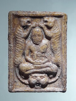 รหัสสินค้า พระเนื้อดิน ผง ว่าน 10432 พระผงหลวงพ่อปาน หลังยันต์ห้า ออกวัดหงษ์ทอง เจ้าของเดิมเคลือบแลคเกอร์ไว้เพื่อรักษาเนื้อพระ เชิญครับไม่แพง