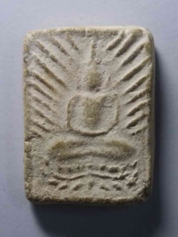 รหัสสินค้า พระไม่ทราบที่ 076 พระผงนั่งสมาธิฐานบัว ประกายรัศมี หลังยันต์ ทราบที่ พระรายการนี้ให้เช่าบูชาแล้ว