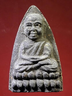 รหัสสินค้า หลวงปู่ทวด วัดต่างๆ 138 หลวงปู่ทวด วัดช้างให้ จ.ปัตตานี ไม่ทราบปีที่สร้าง เนื้อว่านโรยไม้ พิมพ์เตารีดหัวแหลม หลังตัวหนังสือนูน