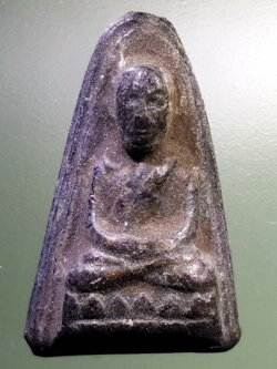 รหัสสินค้า หลวงปู่ทวด วัดต่างๆ 379 หลวงปู่ทวด เนื้อดินเผา วัดช้างให้ จังหวัดปัตตานี สร้างปี 2513 พระครูใบฎีกาขาวสร้าง