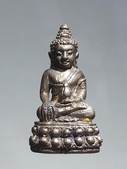 รหัสสินค้า พระมีกล่อง 304 พระกริ่งชัยชนะ หลวงพ่อเอิบ วัดซุ้มกระต่าย อำเภอสรรพยา จังหวัดชัยนาท ขนาดเทียบกับเหรียญบาท พระสวยกล่องเดิม