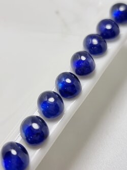 ไพลินเผาใหม่ หลังเบี้ย 8x6 mm. 20 กะรัต ชุดละ 4,400 บาท