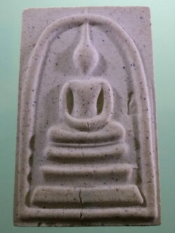 รหัสสินค้า พระมีกล่อง 4037 พระสมเด็จเนื้อผงวัดระฆัง รุ่นเสาร์ 5 พิธีพุทธาภิเษกวัดระฆัง คณะ 9 จัดสร้างเมื่อวันที่ 5 พฤษภาคมปี 2555 กดโค๊ดด้านหน้า ตรายางด้านหลังปั๊มเขยื้อน 2 ครั้ง