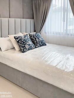 เตียง 5 ฟุต รุ่น Line ผ้านุ่มสีเทา Smoke Grey โทนสีเทาขาว สวยเรียบหรู สบายตา แต่งห้องเรียบหรู หรือ minimal