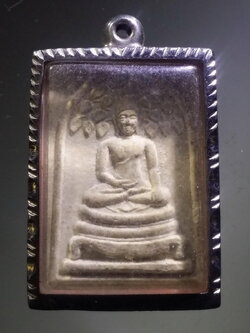 รหัสสินค้า พระสมเด็จ วัดต่างๆ 1134 พระสมเด็จ ปรกโพธิ์ พิมพ์สะดุ้งกลับ หลวงพ่อเสน่ห์ วัดสว่างอารมณ์ จังหวัดอุทัยธานี มาพร้อมตลับสแตนเลส แขวนบูชา ได้ทันทีเมื่อรับของ