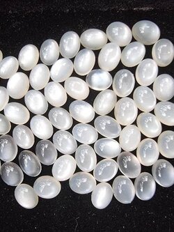 มูนสโตนไข่หลังเบี้ย 8x6 mm. 6 กะรัต