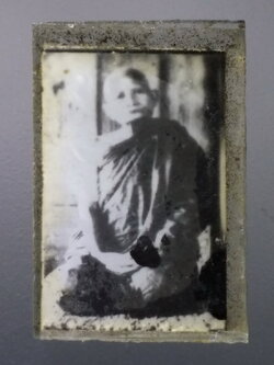 รหัสสินค้า เครื่องราง ล็อกเก็ต ภาพถ่าย 138 ภาพถ่ายอัดกระจกปั๊มยันต์หมึก หลวงปู่แหวน วัดดอยแม่ปั๋ง จังหวัดเชียงใหม่ พระรายการนี้ให้เช่าบูชาแล้ว