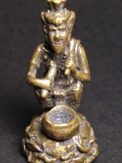 รหัสสินค้า พระกริ่ง พระหล่อ 117 รูปหล่อพระฤาษีนั่งบดยา เนื้อทองผสม เทช่อ หล่อก้นถ้วย ไม่ทราบสำนัก