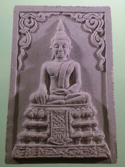 รหัสสินค้า พระมีกล่อง 4036 พระผงพิมพ์พระพุทธหลังยันต์ห้า ด้านหลังมีตัวอักษรย่อ อ.น.ว.ห.ก. ไม่ทราบที่ เชิญครับ ไม่แพง