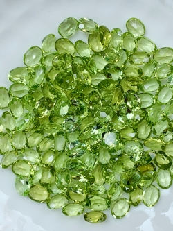 เพอริดอทไข่ 4X3 มม. 5 กะรัต