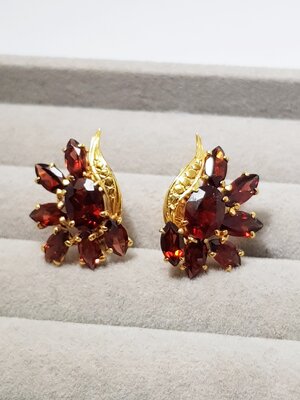 ต่างหูโกเมนลายช่อดอกไม้ **ขายแล้ว**