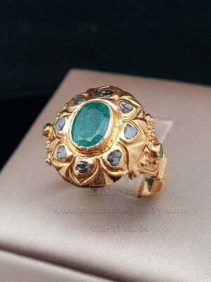 แหวนมรกตล้อมเพชรซีก