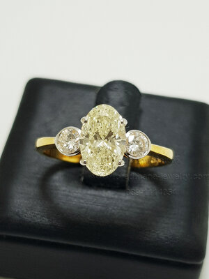 แหวนเพชรรูปไข่บ่าเพชร