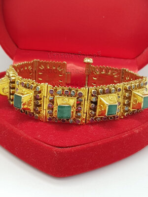 สร้อยข้อมือโบราณสามสี