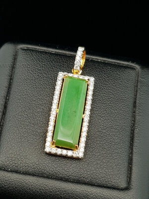 จี้หยกสี่เหลี่ยมล้อมเพชร