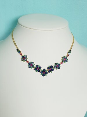 สร้อยคอดอกไม้ไพลินทับทิมมรกต