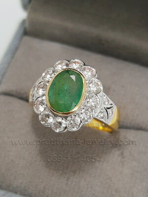 แหวนมรกตล้อมเพชร