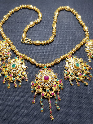 สร้อยคออุบะห้าช่อสามสี